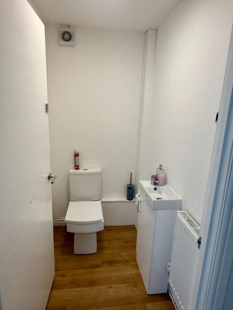 142 downstairs WC.jpg
